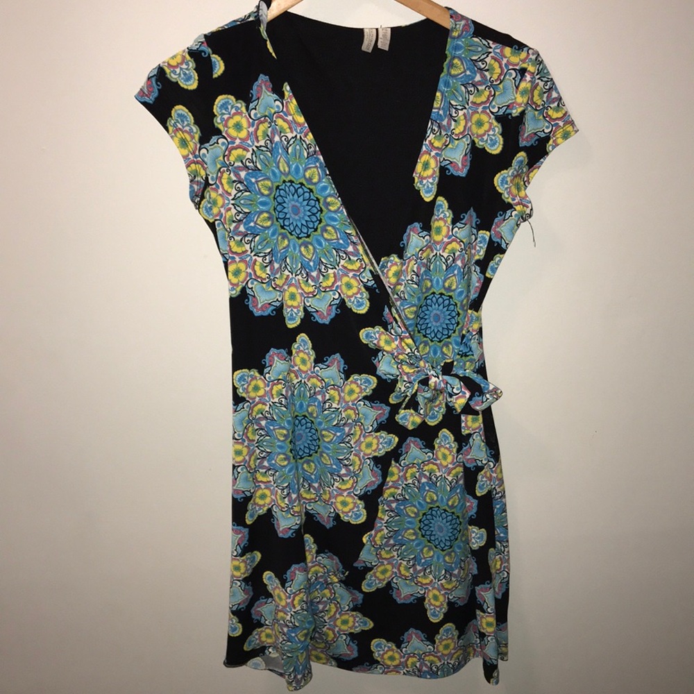 Madison Petite patterned S/S wrap dress